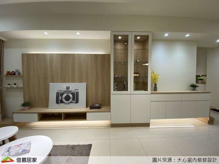 白色客廳室內裝潢設計，包括茶几、收納櫃、電視牆、展示櫃裝潢圖片
