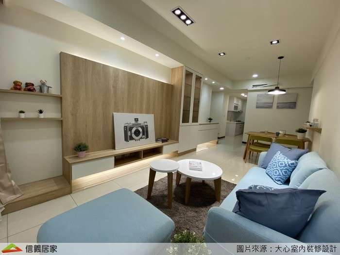 白色客廳室內裝潢設計，包括沙發、茶几、收納櫃、電視櫃、矮櫃、展示櫃裝潢圖片