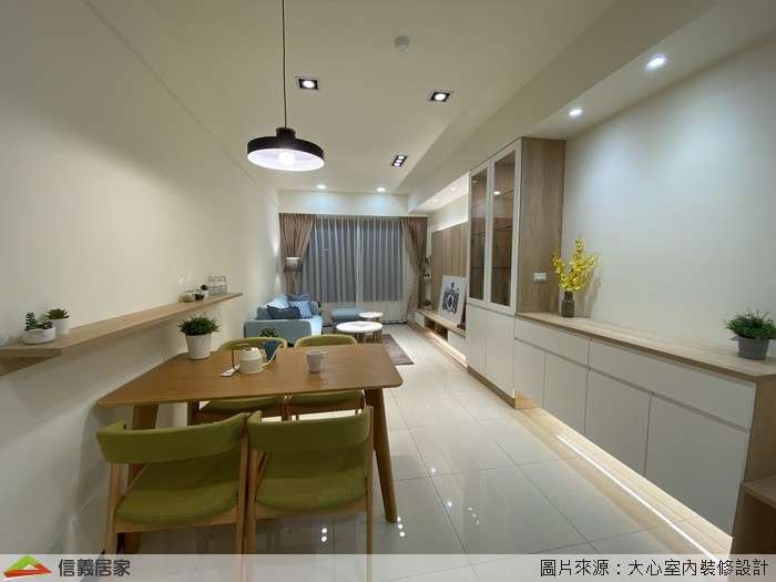 白色餐廳室內裝潢設計，包括收納櫃、吊燈、餐桌、餐椅、展示櫃裝潢圖片