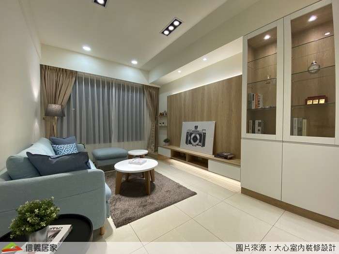 白色客廳室內裝潢設計，包括沙發、茶几、電視牆、電視櫃、地毯、展示櫃裝潢圖片