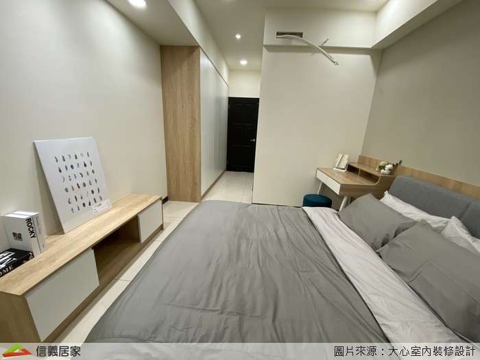 白色臥室室內裝潢設計，包括床、收納櫃、椅子、矮櫃、書桌裝潢圖片