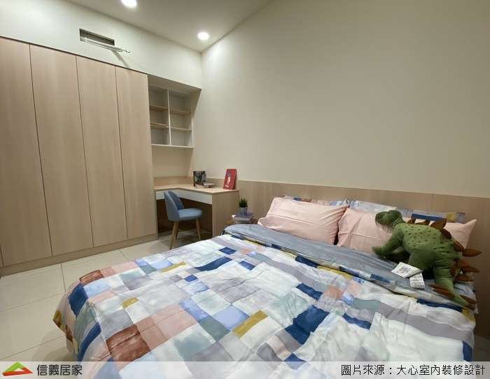白色臥室室內裝潢設計，包括床、收納櫃、化妝台裝潢圖片