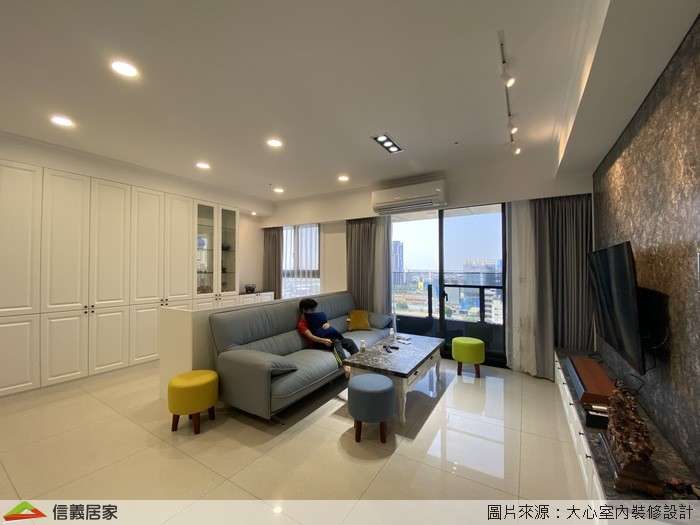 白色客廳室內裝潢設計，包括窗簾、茶几、收納櫃、電視牆、椅子、置物櫃裝潢圖片