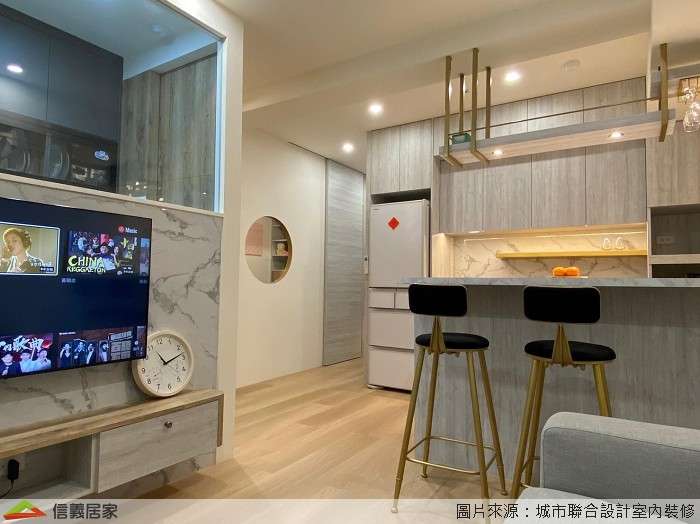 米色客廳,米色餐廳室內裝潢設計，包括收納櫃、電視牆、電視櫃、餐椅、置物櫃、吧檯裝潢圖片