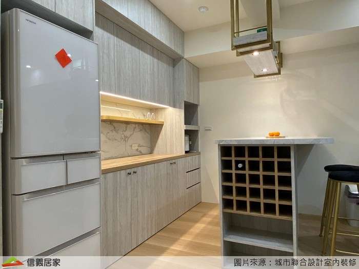 米色餐廳室內裝潢設計，包括收納櫃、餐椅、置物櫃、吧檯裝潢圖片