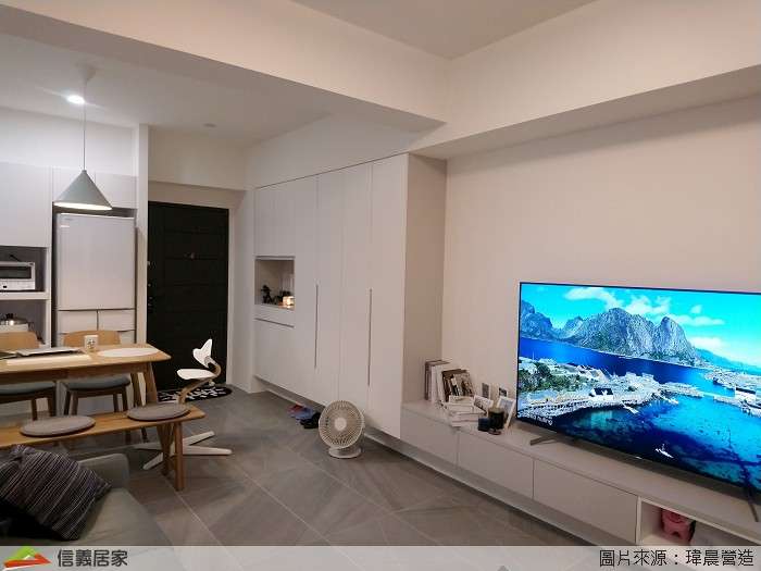 白色客廳,白色玄關室內裝潢設計，包括收納櫃、吊燈、餐桌、電視櫃、餐椅裝潢圖片