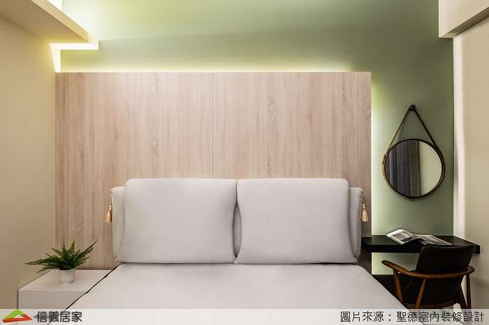 綠色臥室室內裝潢設計，包括床、椅子、鏡子、床頭主牆、床頭櫃裝潢圖片