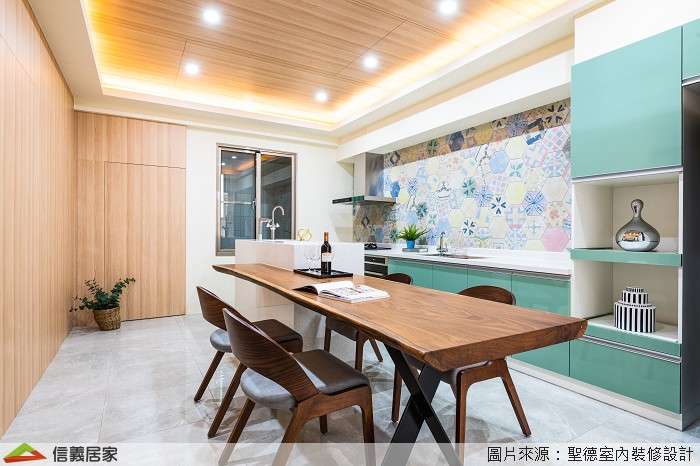 白色餐廳,白色開放式廚房室內裝潢設計，包括收納櫃、餐桌、流理台、餐椅、置物櫃裝潢圖片