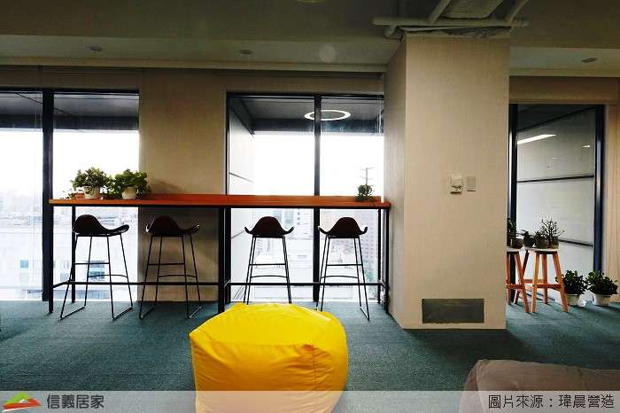 白色辦公室室內裝潢設計，包括椅子、地毯裝潢圖片