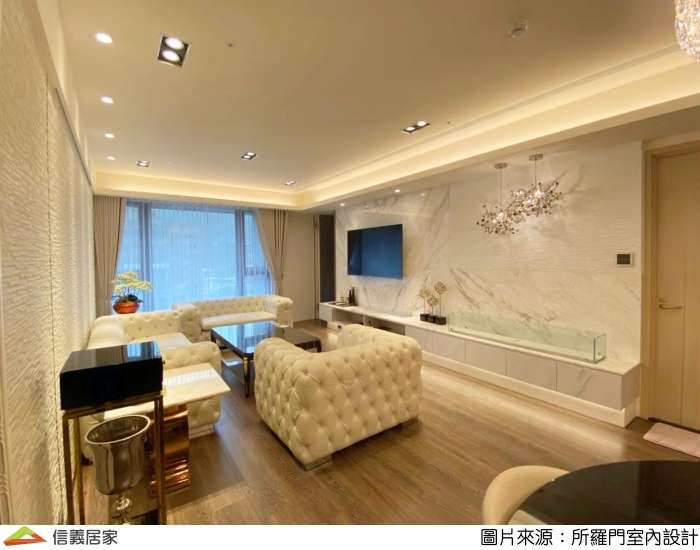 白色客廳室內裝潢設計，包括沙發、電視牆、椅子、電視櫃、大理石牆/檯面裝潢圖片