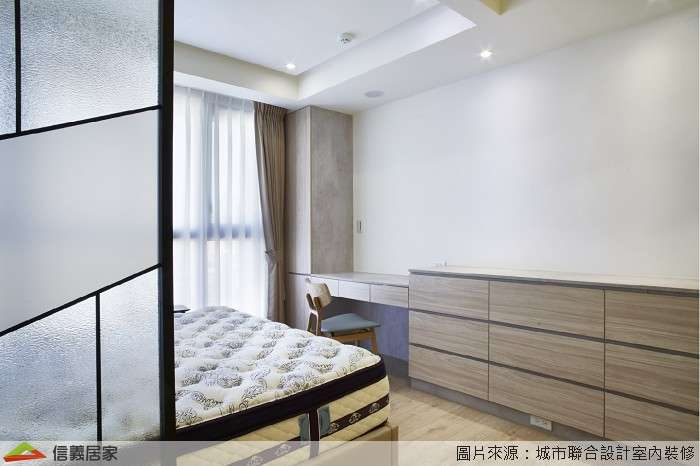 白色臥室室內裝潢設計，包括床、化妝台、隔屏裝潢圖片