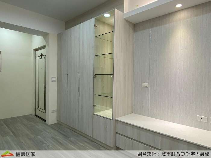 白色客廳室內裝潢設計，包括電視牆、電視櫃、展示櫃裝潢圖片
