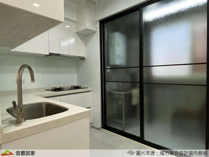白色廚房室內裝潢設計，包括流理台、置物櫃、拉門裝潢圖片