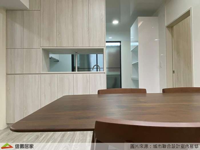 白色餐廳室內裝潢設計，包括收納櫃、餐桌、餐椅、置物櫃裝潢圖片