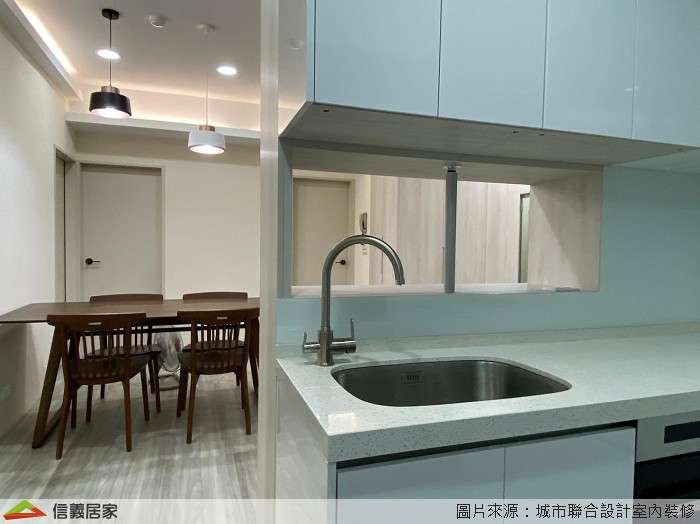 白色餐廳,白色廚房室內裝潢設計，包括吊燈、餐桌、流理台、餐椅裝潢圖片