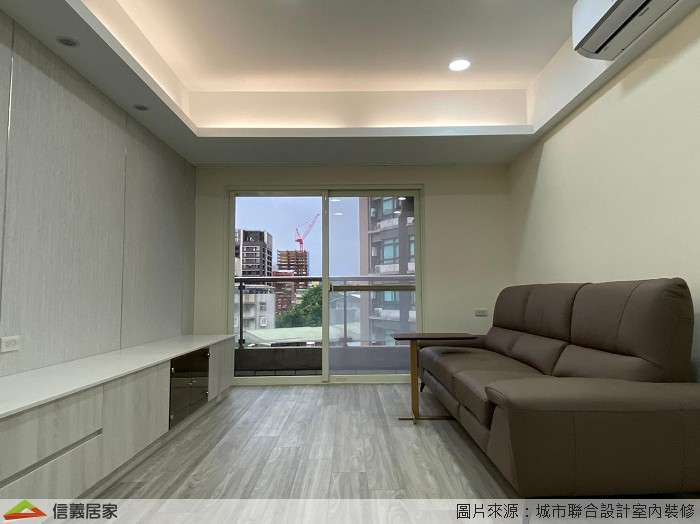 白色客廳室內裝潢設計，包括電視牆、沙發牆、拉門裝潢圖片