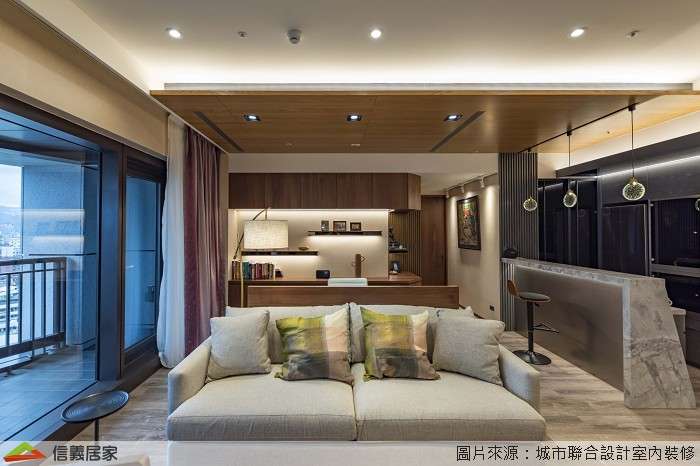 咖啡色客廳室內裝潢設計，包括沙發、吊燈、書桌、沙發牆、書櫃裝潢圖片