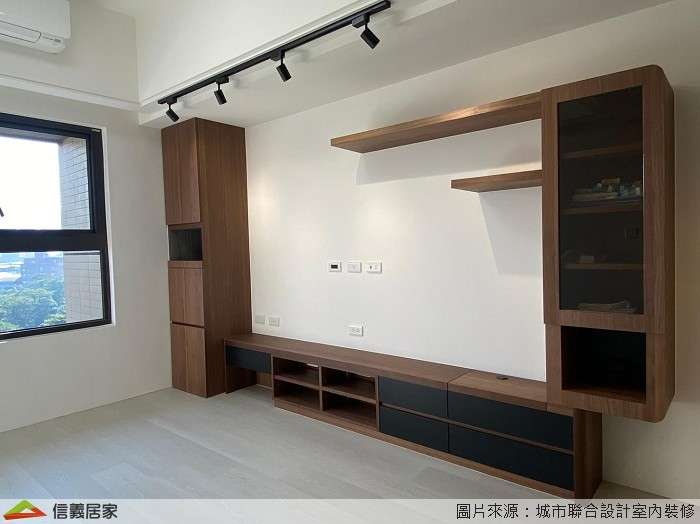 白色客廳室內裝潢設計，包括電視牆、電視櫃裝潢圖片