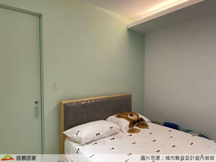 綠色臥室室內裝潢設計，包括床、床頭主牆裝潢圖片