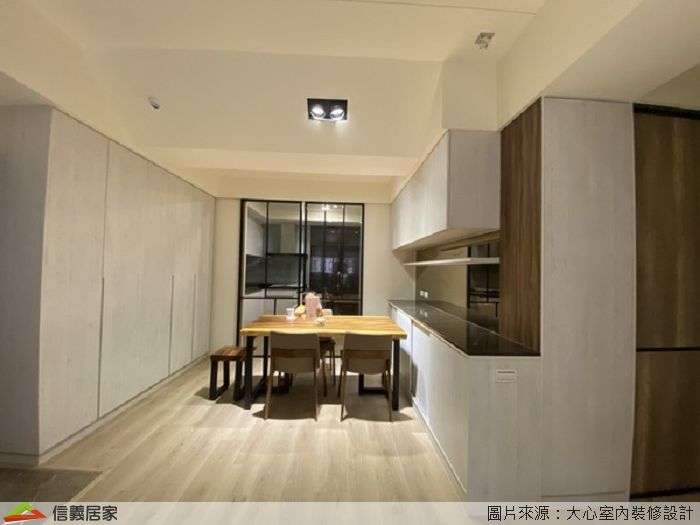 白色餐廳室內裝潢設計，包括收納櫃、餐桌、拉門裝潢圖片