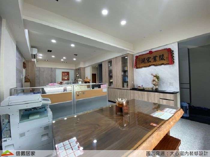 咖啡色商業空間室內裝潢設計，包括置物櫃、辦公桌裝潢圖片