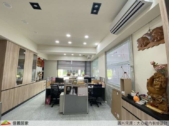 白色商業空間室內裝潢設計，包括大理石地板、置物櫃、辦公桌裝潢圖片