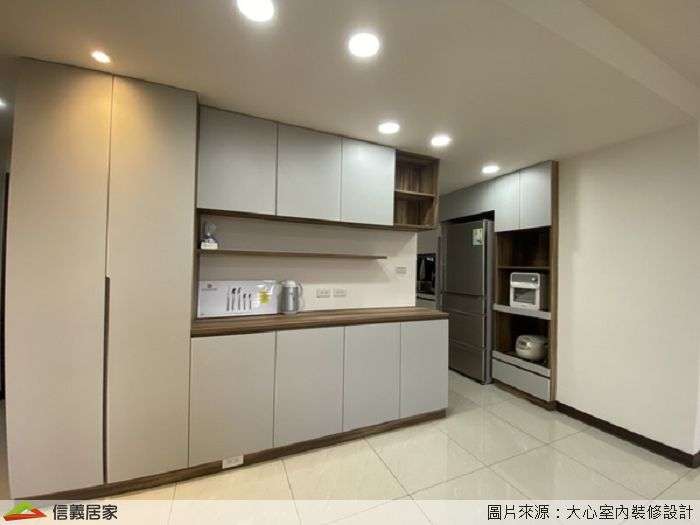白色走道室內裝潢設計，包括收納櫃、嵌燈裝潢圖片